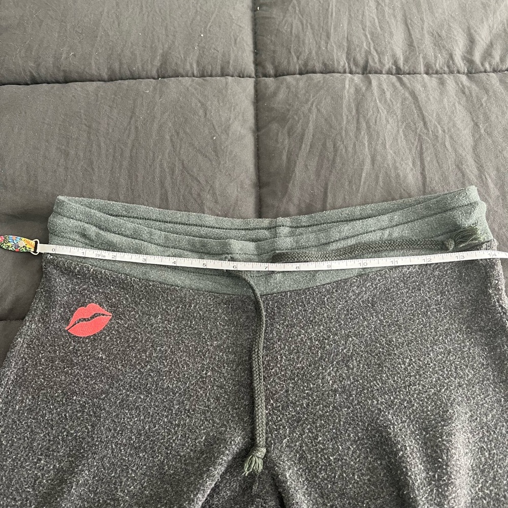 Wildfox Gray Lounge Pants with Pink/Red Lips Logo - Picture 11 of 11